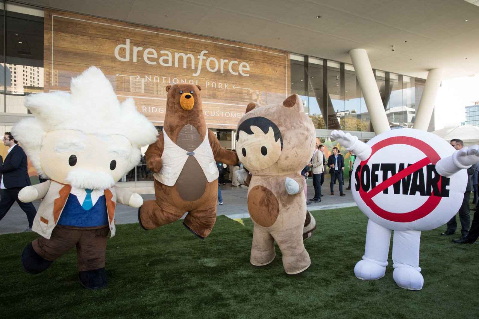 df17 1jm 2449 - Salesforce Renews Focus on Customers